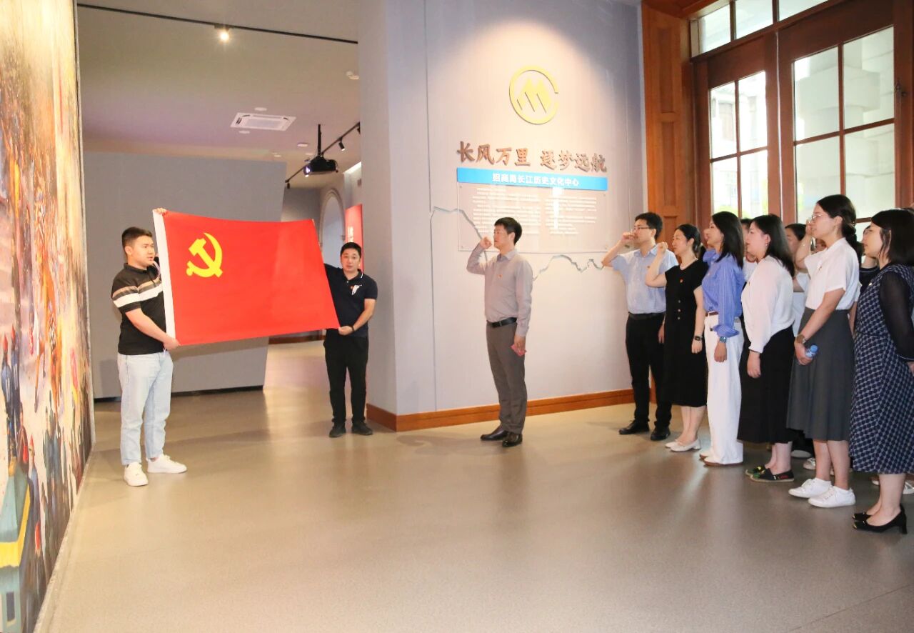 人福医药组织党员代表赴招商局长江历史文化中心开展主题党日活动